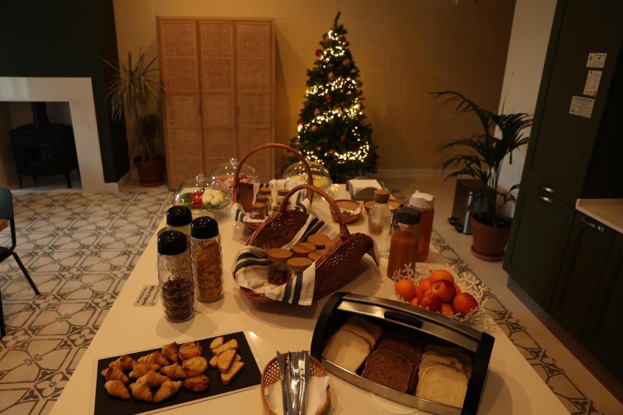 ビクトリア The Carob Tree Bed & Breakfast エクステリア 写真