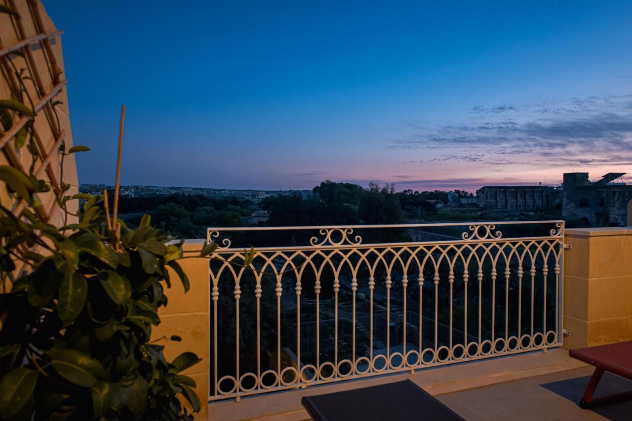 ビクトリア The Carob Tree Bed & Breakfast エクステリア 写真