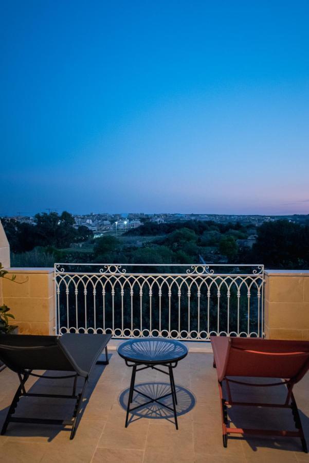 ビクトリア The Carob Tree Bed & Breakfast エクステリア 写真
